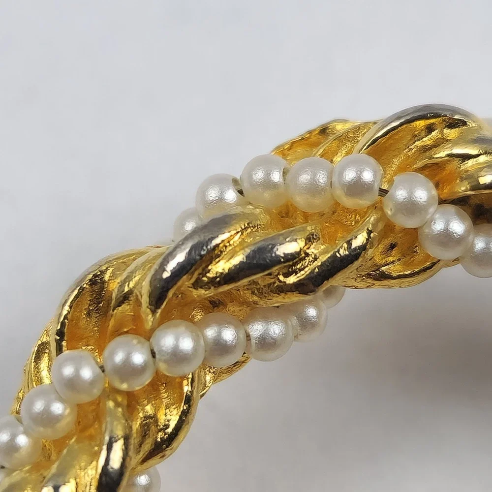 Vintage Faux Pearl‎ & Gold Tone Circular Brooch